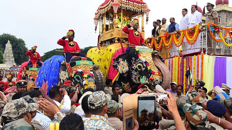 ಮೈಸೂರು ಜಂಬೂಸವಾರಿ ಮೆರವಣಿಗೆ: ಪೊಲೀಸರ ವರ್ತನೆಗೆ ಜನತೆ ಆಕ್ರೋಶ