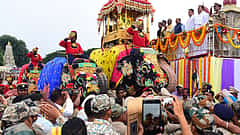 ಮೈಸೂರು ಜಂಬೂಸವಾರಿ ಮೆರವಣಿಗೆ: ಪೊಲೀಸರ ವರ್ತನೆಗೆ ಜನತೆ ಆಕ್ರೋಶ