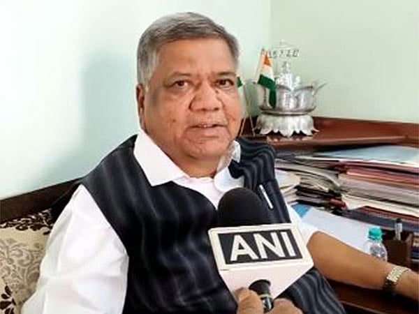 ಸಿದ್ಧರಾಮಯ್ಯ ಸದನದ ಬಾಗಿಲನ್ನೇ ಒದ್ದಿದ್ದರು, ಆಗ ಅವರನ್ನು ಅಮಾನತು ಮಾಡಲಾಗಿತ್ತೇ?: ಜಗದೀಶ್ ಶೆಟ್ಟರ್ ಪ್ರಶ್ನೆ