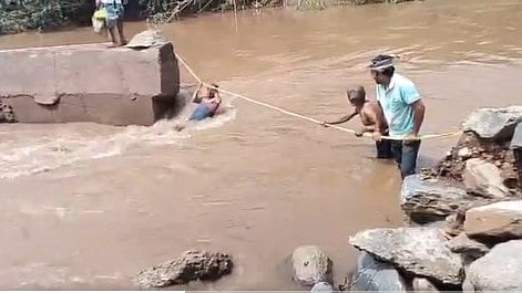 ಧಾರವಾಡದಲ್ಲಿ ನಿರಂತರ ಮಳೆ: ಕೊಚ್ಚಿ ಹೋದ ಅಳ್ನಾವರ ತಾಲ್ಲೂಕಿನ ಸೇತುವೆ, ಸಂಕಷ್ಟದಲ್ಲಿ ಗ್ರಾಮಸ್ಥರು