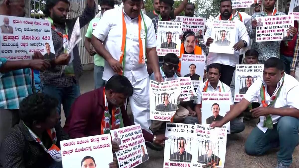 ಕೇಂದ್ರ ಸಚಿವ ಸ್ಥಾನದಿಂದ ಪ್ರಲ್ಹಾದ್ ಜೋಶಿ ವಜಾಕ್ಕೆ ಒತ್ತಾಯ: ಕಾಂಗ್ರೆಸ್ ಪ್ರತಿಭಟನೆ