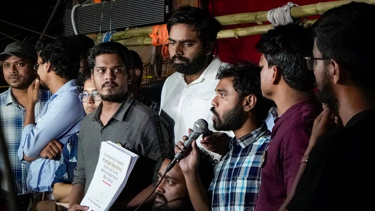 ಸಿಎಂ ಮಮತಾ ಬ್ಯಾನರ್ಜಿ ಭೇಟಿ ಬಳಿಕ ನಿರಶನ ಹಿಂಪಡೆದ ಪಶ್ಚಿಮ ಬಂಗಾಳದ ಕಿರಿಯ ವೈದ್ಯರು