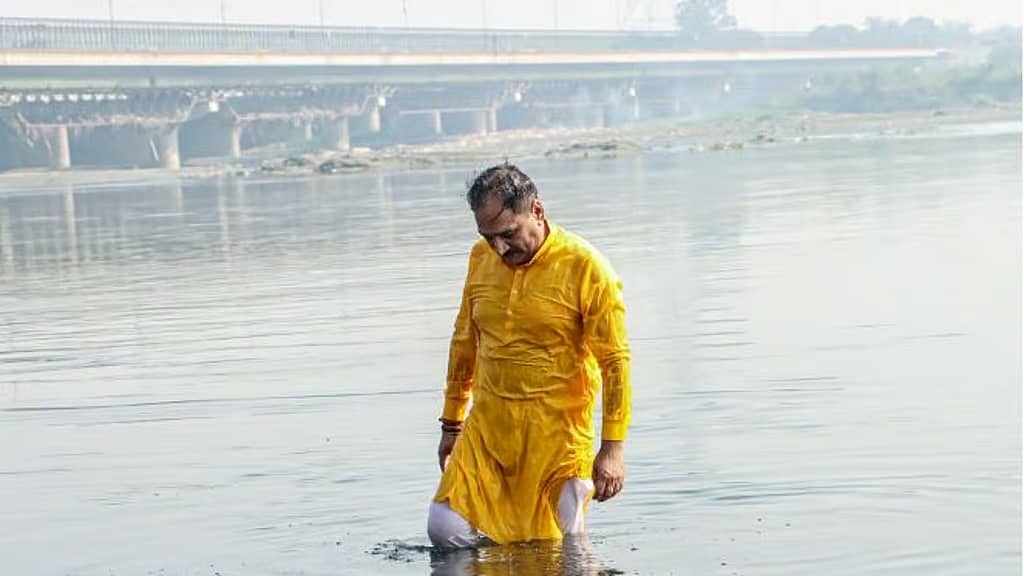 ಯಮುನಾ ನದಿಯಲ್ಲಿ ಮುಳುಗಿ ಪ್ರತಿಭಟಿಸಿದ್ದ ದೆಹಲಿ ಬಿಜೆಪಿ ಅಧ್ಯಕ್ಷ ಆಸ್ಪತ್ರೆಗೆ ದಾಖಲು