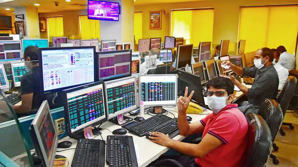 Indian Stock market: ಭಾರಿ ಕುಸಿತದ ಮಾರನೇ ದಿನವೇ ಚೇತರಿಕೆ; ಸೆನ್ಸೆಕ್ಸ್ 694 ಅಂಕ ಏರಿಕೆ!