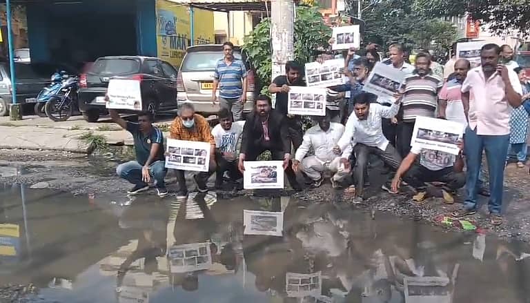 ಗುಂಡಿ ಬಿದ್ದ ರಸ್ತೆ, ದುರ್ವಾಸನೆ ಬಗ್ಗೆ ನಿವಾಸಿಗಳ ಪ್ರತಿಭಟನೆ: ಇದು 'ಪ್ರಚಾರದ ಗೀಳು' ಎಂದ BBMP