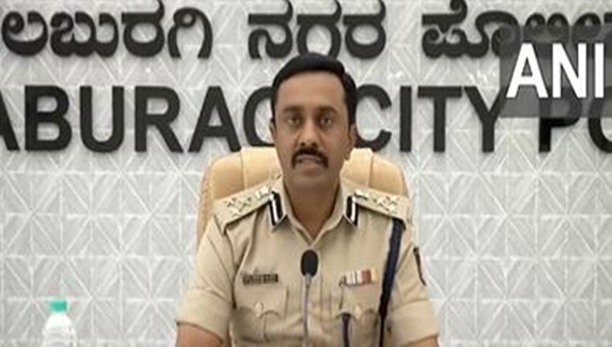 ಕಲಬುರಗಿ: ಕೇಂದ್ರ ಕಾರಾಗೃಹದಿಂದ ಸ್ಮಾರ್ಟ್ ಫೋನ್, ನಿಷೇಧಿತ ವಸ್ತುಗಳನ್ನು ವಶಕ್ಕೆ ಪಡೆದ ಪೊಲೀಸರು