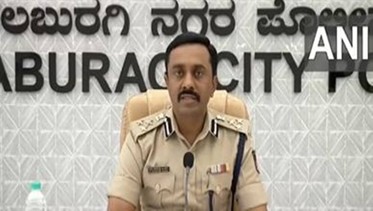 ಕಲಬುರಗಿ: ಕೇಂದ್ರ ಕಾರಾಗೃಹದಿಂದ ಸ್ಮಾರ್ಟ್ ಫೋನ್, ನಿಷೇಧಿತ ವಸ್ತುಗಳನ್ನು ವಶಕ್ಕೆ ಪಡೆದ ಪೊಲೀಸರು