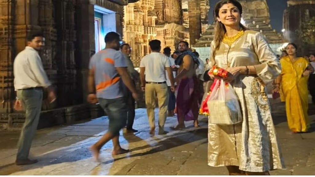 ಲಿಂಗರಾಜ ದೇವಸ್ಥಾನದಲ್ಲಿ ಫೋಟೋಗೆ ಪೋಸ್: ಶಿಲ್ಪಾ ಶೆಟ್ಟಿಗೆ ಸಂಕಷ್ಟ; ಸೇವಾದಾರ್ ಹಾಗೂ ಅಧಿಕಾರಿಗೆ ನೋಟಿಸ್!