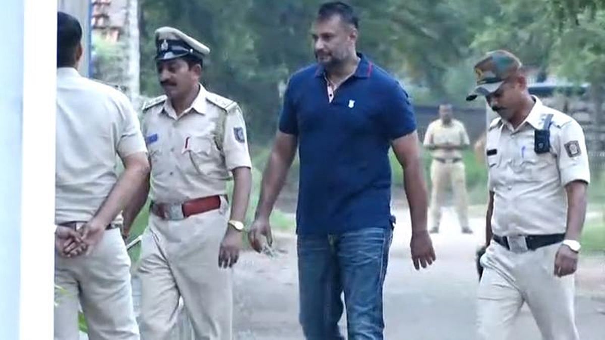 ರೇಣುಕಾಸ್ವಾಮಿ ಕೊಲೆ ಪ್ರಕರಣ: ಬಳ್ಳಾರಿ ಜೈಲಿನಿಂದ ನಟ ದರ್ಶನ್ ಬಿಡುಗಡೆ, ಬೆಂಗಳೂರಿನತ್ತ ಪ್ರಯಾಣ