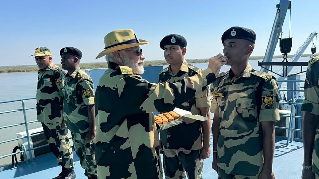ಸಂಪ್ರದಾಯ ಮುಂದುವರಿಸಿದ ಪ್ರಧಾನಿ ಮೋದಿ: ಗುಜರಾತ್ ನ ಕಚ್ ನಲ್ಲಿ BSF ಯೋಧರ ಜೊತೆ ದೀಪಾವಳಿ ಆಚರಣೆ