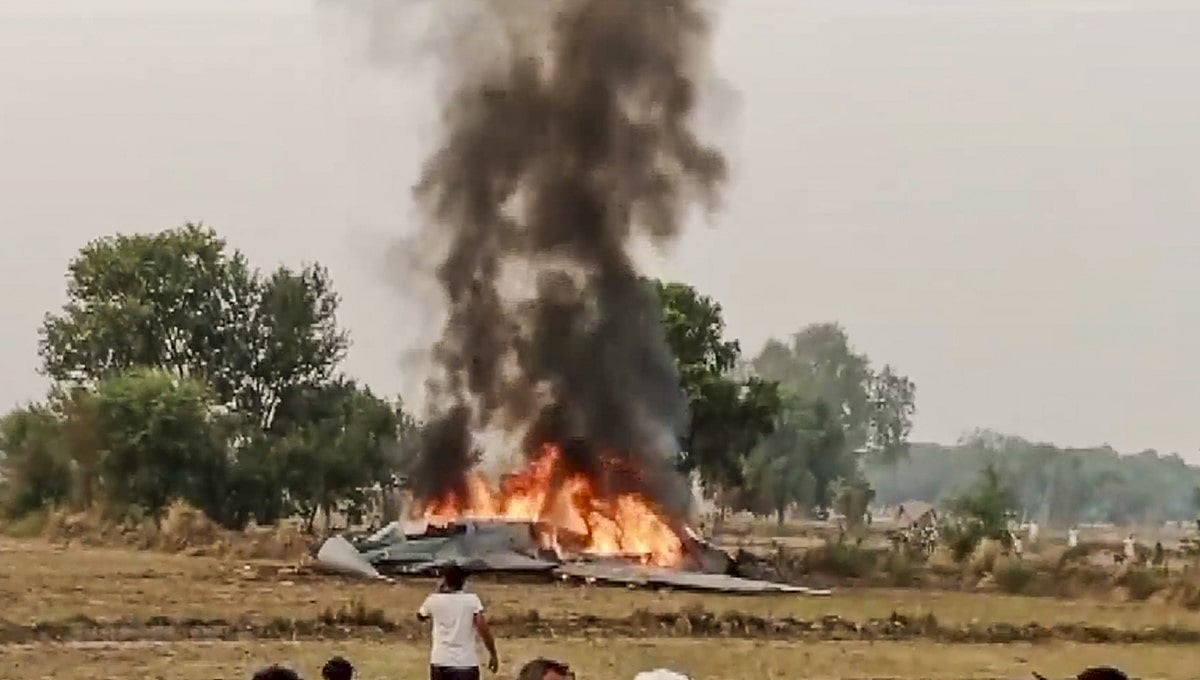 ಆಗ್ರಾ: IAF ಯುದ್ಧ ವಿಮಾನ ಪತನ, ಪೈಲಟ್ ಪಾರು