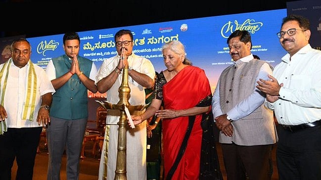 ಮೈಸೂರು ಸಂಗೀತ ಸುಗಂಧ ಉತ್ಸವ: Nirmala Sitharaman ಚಾಲನೆ; 'ರಾಗಿ ತನ್ನಿರಿ, ಭಿಕ್ಷಕೆ ರಾಗಿ ತನ್ನಿರಿ'... ಕೀರ್ತನೆ ಹಾಡಿದ ಸಚಿವೆ!