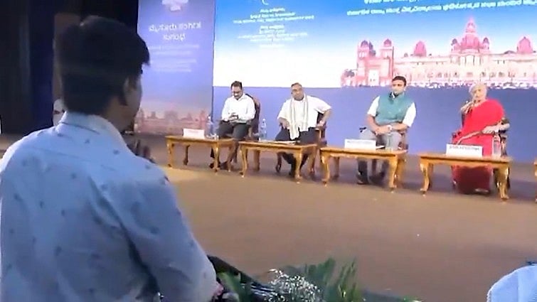 Video: ಮೈಸೂರಿನಲ್ಲಿ Nirmala Sitharaman ಗೆ ಮುಜುಗರ; ವೇದಿಕೆ ಸಮೀಪವೇ 'Save Karnataka' ಪ್ರತಿಭಟನೆ, ವ್ಯಕ್ತಿ ವಶಕ್ಕೆ!