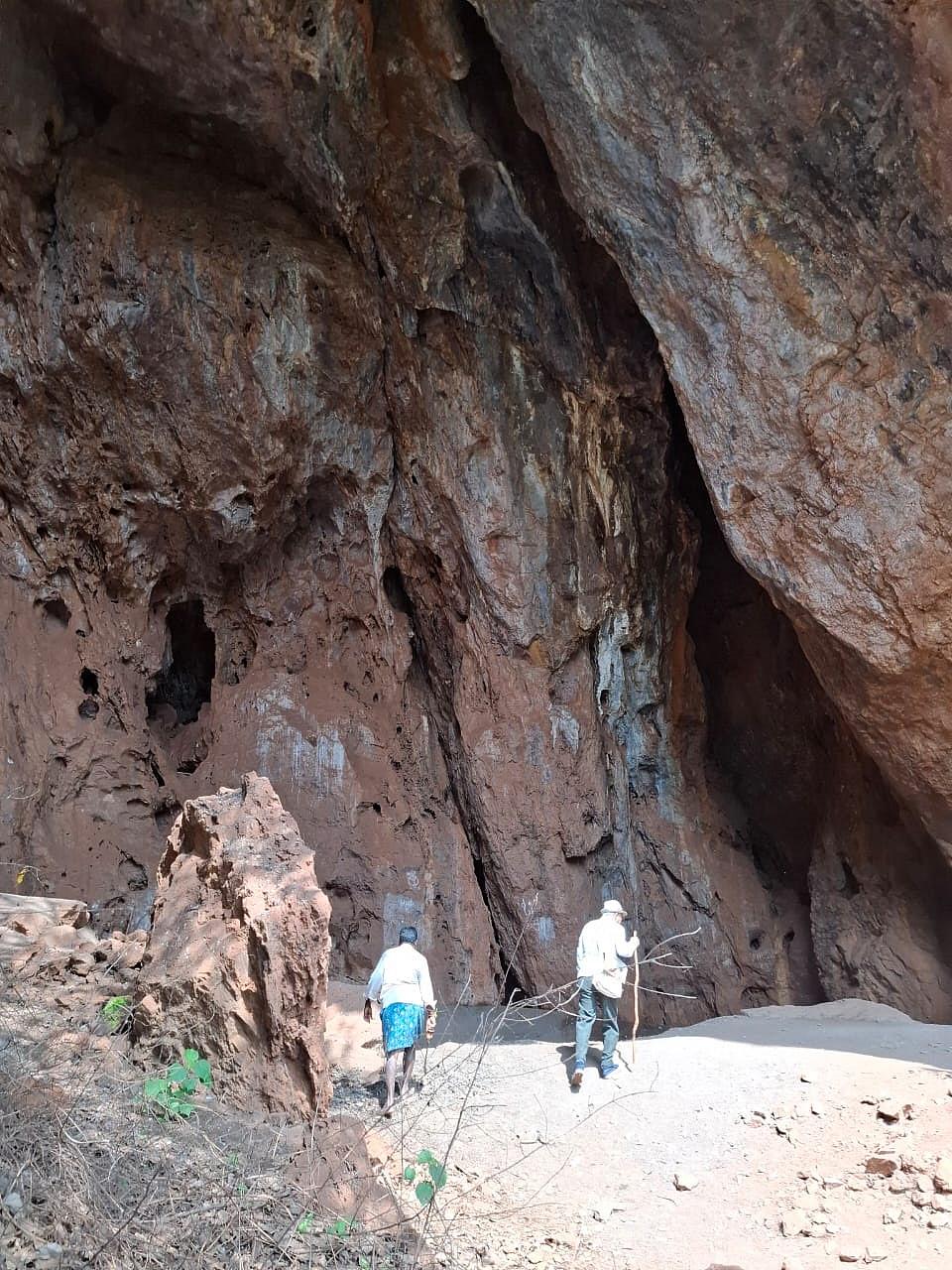 ಸಂಡೂರು ಅರಣ್ಯದಲ್ಲಿ ಸುರಂಗ ಮಾರ್ಗ ಪತ್ತೆ