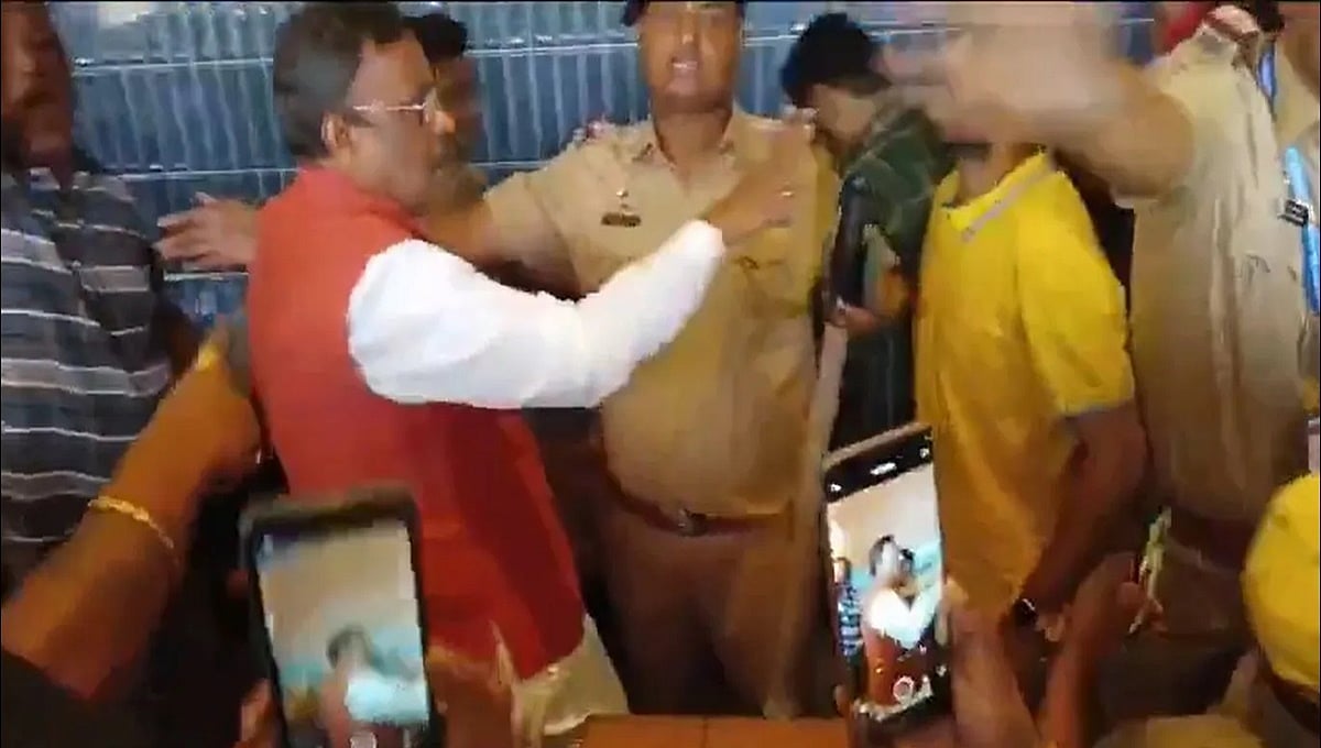 ಮಹಾರಾಷ್ಟ್ರ ಚುನಾವಣೆ: ವೋಟಿಗಾಗಿ ಹಣ ಹಂಚಿದ ಆರೋಪ; ಬಿಜೆಪಿ ನಾಯಕನ ವಿರುದ್ಧ FIR; Video