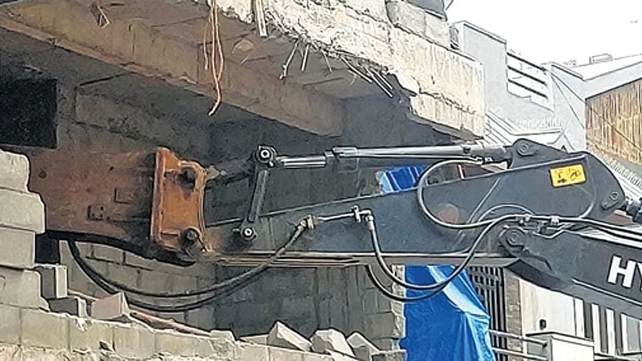 ಬೆಂಗಳೂರು: ಅಕ್ರಮ ಕಟ್ಟಡ ತೆರವು ಕಾರ್ಯಾಚರಣೆ ವೇಳೆ BDA-ಪೊಲೀಸರ ನಡುವೆ ಜಟಾಪಟಿ..!