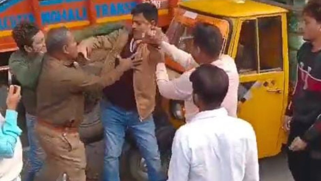 Video: ಆಟೋಗೆ ಕಾರು ಡಿಕ್ಕಿ; ಪೊಲೀಸ್ ಅಧಿಕಾರಿ ಮೇಲೆ ಸಾರ್ವಜನಿಕರಿಂದ ಸಾಮೂಹಿಕ ಹಲ್ಲೆ
