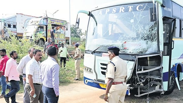 ಅನಂತಪುರದಲ್ಲಿ ಬಸ್ ಮತ್ತು ಆಟೋ ನಡುವೆ ಭೀಕರ ಡಿಕ್ಕಿ: ಏಳು ಕೂಲಿ ಕಾರ್ಮಿಕರು ಸಾವು!