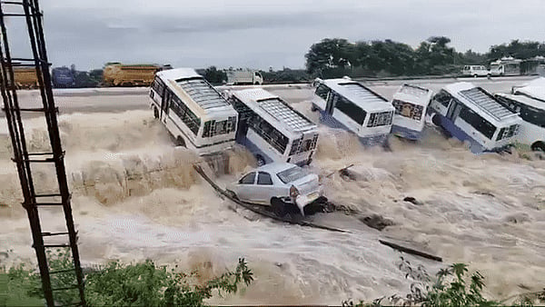 Fengal Cyclone ಅಬ್ಬರಕ್ಕೆ ನಲುಗಿದ ತಮಿಳುನಾಡು: ಪ್ರವಾಹದ ರಭಸಕ್ಕೆ ಕೊಚ್ಚಿ ಹೋದ ಬಸ್ ಗಳು, Video