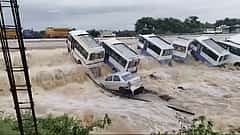 Fengal Cyclone ಅಬ್ಬರಕ್ಕೆ ನಲುಗಿದ ತಮಿಳುನಾಡು: ಪ್ರವಾಹದ ರಭಸಕ್ಕೆ ಕೊಚ್ಚಿ ಹೋದ ಬಸ್ ಗಳು, Video