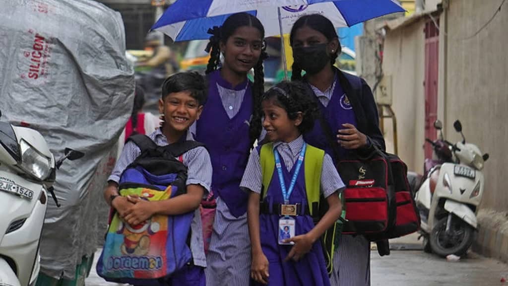 Fengal Cyclone: ಮಳೆ ಇದ್ದರೂ ನಗರದ ಶಾಲಾ-ಕಾಲೇಜುಗಳಿಗೆ ರಜೆ ಘೋಷಿಸದ ಜಿಲ್ಲಾಡಳಿತ; ಪೋಷಕರು ಬೇಸರ