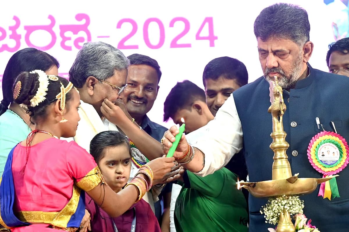 ಬೆಂಗಳೂರಿನ ಕಂಠೀರವ ಕ್ರೀಡಾಂಗಣದಲ್ಲಿ ನಡೆದ ಅಂತಾರಾಷ್ಟ್ರೀಯ ವಿಕಲಚೇತನರ ದಿನಾಚರಣೆಯಲ್ಲಿ ಮುಖ್ಯಮಂತ್ರಿ ಸಿದ್ದರಾಮಯ್ಯ, ಡಿಸಿಎಂ ಡಿ.ಕೆ.ಶಿವಕುಮಾರ್ 
