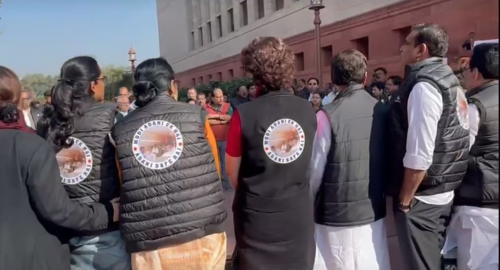 'Modi Adani Ek Hai': ಕಪ್ಪು ಜಾಕೆಟ್ ಧರಿಸಿ INDIA bloc ಸಂಸದರಿಂದ ಪ್ರತಿಭಟನೆ
