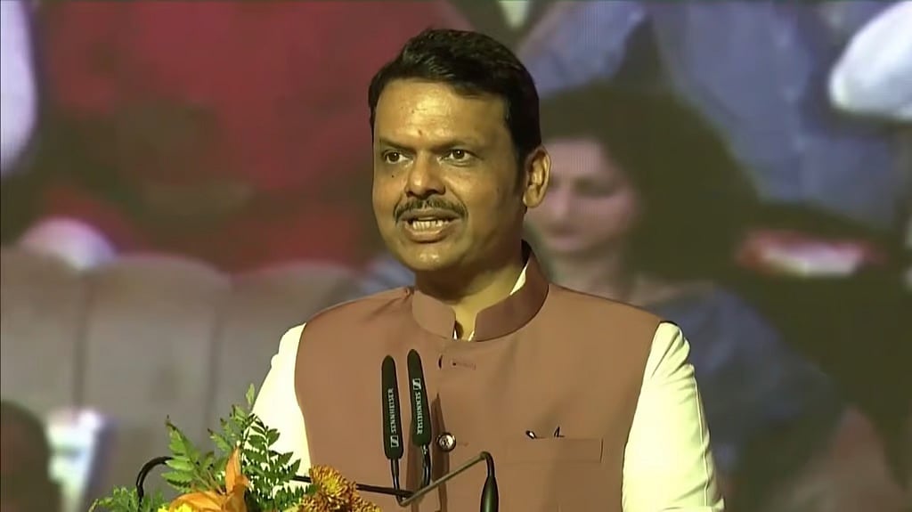 ಮಹಾರಾಷ್ಟ್ರ ನೂತನ ಮುಖ್ಯಮಂತ್ರಿಯಾಗಿ ದೇವೇಂದ್ರ ಫಡ್ನವಿಸ್ ಪ್ರಮಾಣ ವಚನ ಸ್ವೀಕಾರ