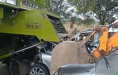 ವಿಜಯಪುರ: ಕಬ್ಬು ಕಟಾವು ಯಂತ್ರ- ಕಾರಿನ ನಡುವೆ ಭೀಕರ ಅಪಘಾತ; ಐವರ ದುರ್ಮರಣ