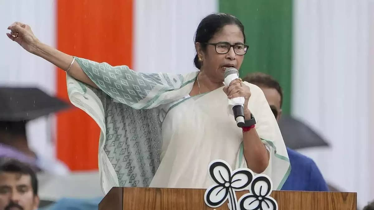 ನಮ್ಮ ಭೂಮಿಯನ್ನು ಆಕ್ರಮಿಸಿಕೊಳ್ಳಲು ಬಂದಾಗ ನಾವೇನು ಲಾಲಿಪಾಪ್ ತಿನ್ತಿರ್ತೀವಾ?: ಬಾಂಗ್ಲಾಗೆ ಮಮತಾ ತಿರುಗೇಟು!