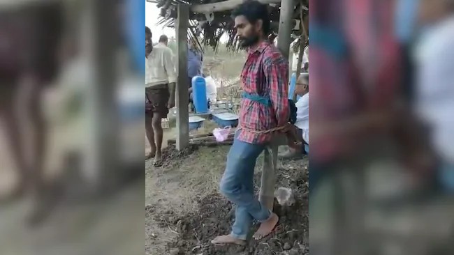 Andhra Pradesh: ಮೀನುಗಾರರ ಅಕ್ರಮ ಕೊಳಗಳ ಪ್ರಶ್ನಿಸಿದ್ದ 'ಪರಿಸರ ಕಾರ್ಯಕರ್ತ'ನ ಕಂಬಕ್ಕೆ ಕಟ್ಟಿ ಹಲ್ಲೆ! Video Viral