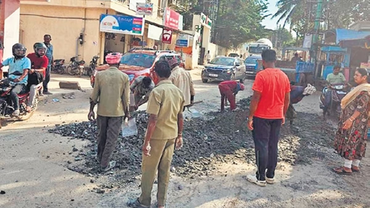 ಆಸ್ತಿ ತೆರಿಗೆ ಕಟ್ಟಲು ನಿವಾಸಿಗಳ ನಿರಾಕರಣೆ: ಸ್ವಂತ ಖರ್ಚಿನಲ್ಲಿ ರಸ್ತೆ ಸರಿಪಡಿಸಿದ ಪಂಚಾಯಿತಿ ಸದಸ್ಯರು!