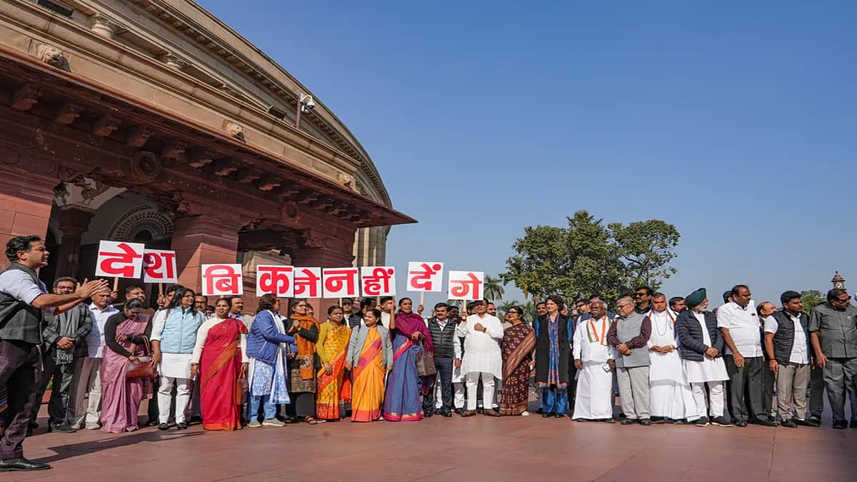 "ದೇಶ ಮಾರಲು ಬಿಡುವುದಿಲ್ಲ" ಭಿತ್ತಿ ಪತ್ರ ಹಿಡಿದು ವಿಪಕ್ಷಗಳ ಪ್ರತಿಭಟನೆ; ಅದಾನಿ ವಿಷಯವಾಗಿ ಜೆಪಿಸಿ ತನಿಖೆಗೆ ಆಗ್ರಹ