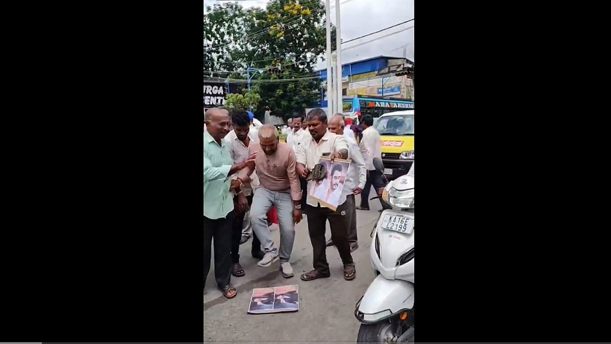 ದರ್ಶನ್ ಗೆ ಜಾಮೀನು: ಚಿತ್ರದುರ್ಗದಲ್ಲಿ ಆಕ್ರೋಶ; ಪ್ರತಿಕೃತಿಗೆ ಥಳಿಸಿ ವಿರೋಧ