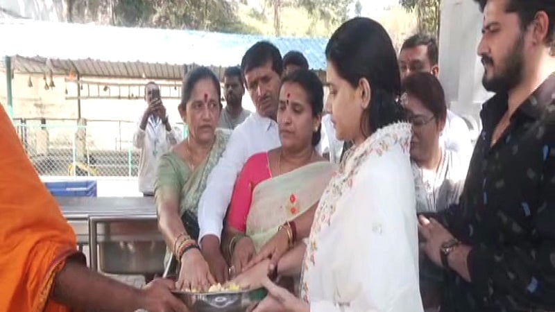 ಜೈಲಿನಿಂದ ಪವಿತ್ರಾ ಗೌಡ ಬಿಡುಗಡೆ: ದೇವಸ್ಥಾನದಲ್ಲಿ ಕುಟುಂಬಸ್ಥರ ಜೊತೆ ದರ್ಶನ್ ಹೆಸರಲ್ಲೂ ಅರ್ಚನೆ!