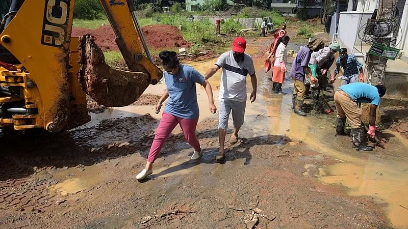 ಬೆಂಗಳೂರು: ಹದಗೆಟ್ಟ ರಸ್ತೆ, ಚರಂಡಿ ತುಂಬಿ ಹರಿಯುವ ನೀರು; ಪರಿತಪ್ಪಿಸುತ್ತಿರುವ ಕೊತ್ತನೂರು ನಿವಾಸಿಗಳು!