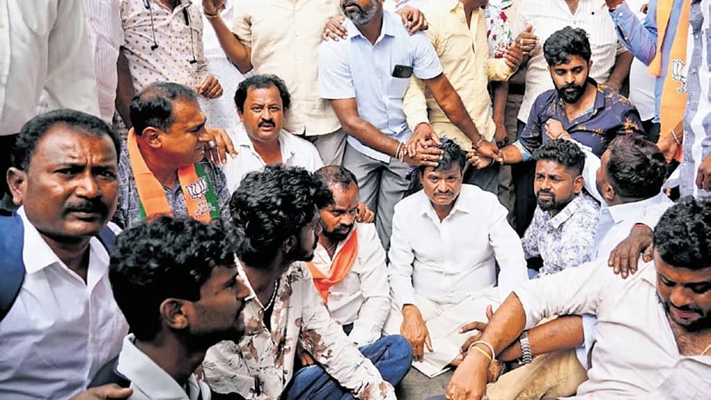 ಮುನಿರತ್ನ ಮೇಲೆ ಮೊಟ್ಟೆ ದಾಳಿ: ಶಾಸಕ ಸ್ಥಾನದಿಂದ ಕೆಳಗಿಳಿಸಲು ಡಿಕೆ ಸಹೋದರರ ಷಡ್ಯಂತ್ರ; BJP ತೀವ್ರ ಖಂಡನೆ