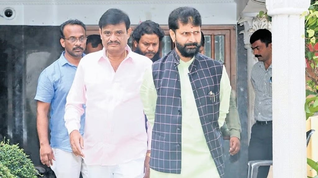 ಮುನಿರತ್ನ ಮನೆಗೆ ಸಿಟಿ ರವಿ ಭೇಟಿ: ಗಾಂಧಿ ರಾಜ್ಯ ಮಾಡುತ್ತೇವೆಂದು ಗೂಂಡಾ ರಾಜ್ಯ ಮಾಡುತ್ತಿದ್ದಾರೆ; ಸರ್ಕಾರದ ವಿರುದ್ಧ ಆಕ್ರೋಶ