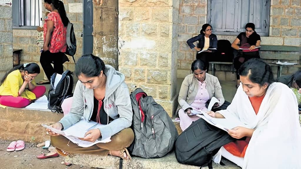 KPSC exam: ಒಎಂಆರ್ ಶೀಟ್, ಹಾಲ್ ಟಿಕೆಟ್ ಸಂಖ್ಯೆ ಬೇರೆಬೇರೆ; ಅಭ್ಯರ್ಥಿಗಳ ಪ್ರತಿಭಟನೆ