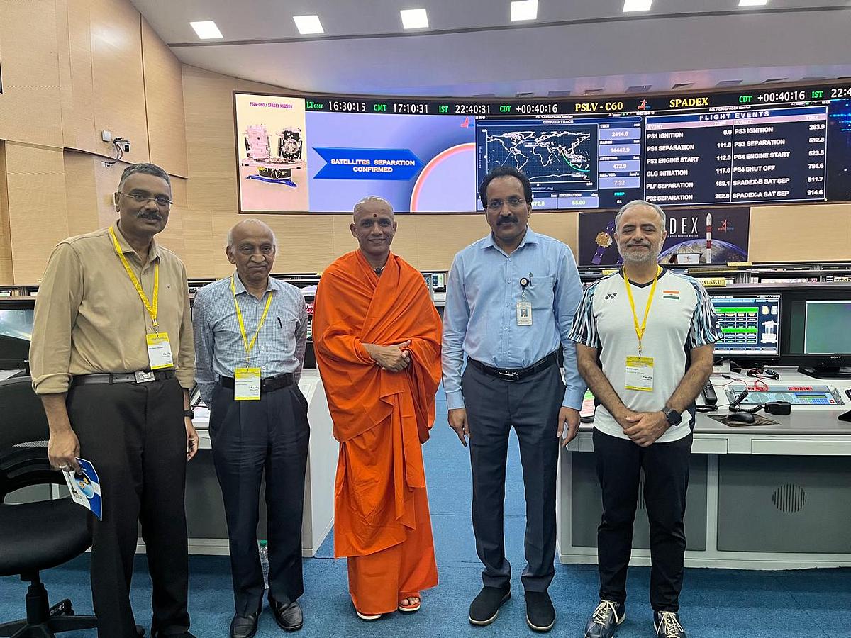 ಶ್ರೀಹರಿಕೋಟಾದಿಂದ PSLV ಸ್ಪಾಡೆಕ್ಸ್ ಉಪಗ್ರಹ ಉಡಾವಣೆ ವೇಳೆ ಆದಿಚುಂಚನಗಿರಿ ಮಹಾಸಂಸ್ಥಾನ ಮಠದ ಪೀಠಾಧ್ಯಕ್ಷ ಶ್ರೀ. ಡಾ. ನಿರ್ಮಲಾನಂದನಾಥ ಮಹಾಸ್ವಾಮೀಜಿ, ಇಸ್ರೋ ಅಧ್ಯಕ್ಷ ಸೋಮನಾಥ, ಮಾಜಿ ಅಧ್ಯಕ್ಷ ಕಿರಣ್ ಕುಮಾರ್ ಮತ್ತು ಲೇಖಕ, ಬಾಹ್ಯಾಕಾಶ ಮತ್ತು ರಕ್ಷಣಾ ವಿಶ್ಲೇಷಕ ಗಿರೀಶ್ ಲಿಂಗಣ್ಣ ಉಪಸ್ಥಿತರಿದ್ದರು.