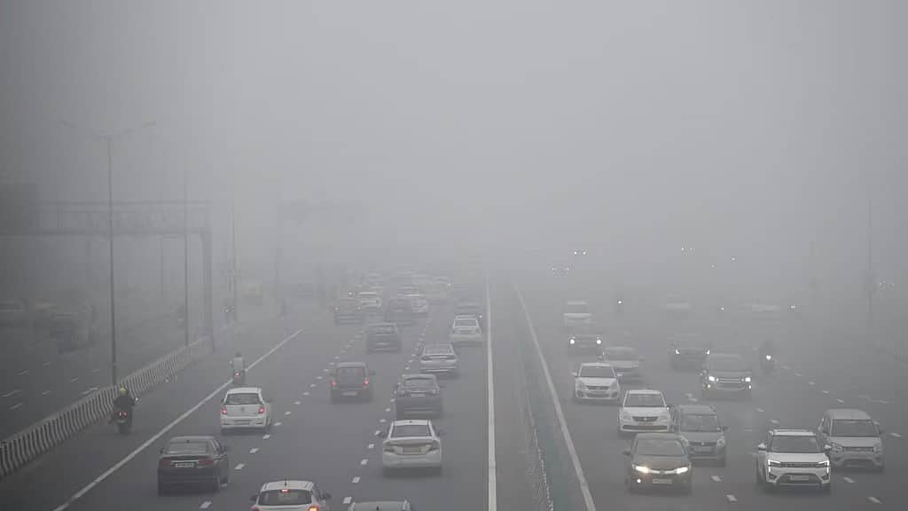 Delhi: ಶೀತ ಅಲೆ, ದಟ್ಟವಾದ ಮಂಜು ಆವೃತ; 100ಕ್ಕೂ ಹೆಚ್ಚು ವಿಮಾನಗಳ ಹಾರಾಟ ವಿಳಂಬ