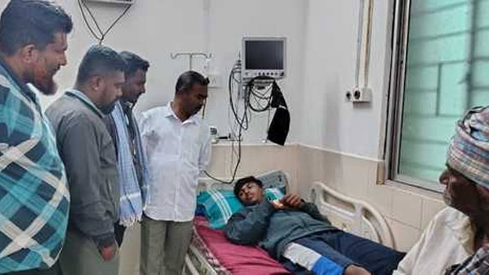 ತುಮಕೂರು: ಹಾಲಿನ ವ್ಯಾನ್ನಲ್ಲಿ ಅಂಬೇಡ್ಕರ್ ಹಾಡು ಹಾಕಿದ ದಲಿತ ಯುವಕನ ಖಾಸಗಿ ಭಾಗಕ್ಕೆ ಒದ್ದು ಅಮಾನುಷ ಹಲ್ಲೆ!