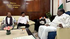 HDK ಜೊತೆ ರಮೇಶ್ ಜಾರಕಿಹೊಳಿ ಬಣ ಸಭೆ: ಪಕ್ಷದಲ್ಲಿನ ಒಳಜಗಳ ಕುರಿತು ಮಾತುಕತೆ? 
