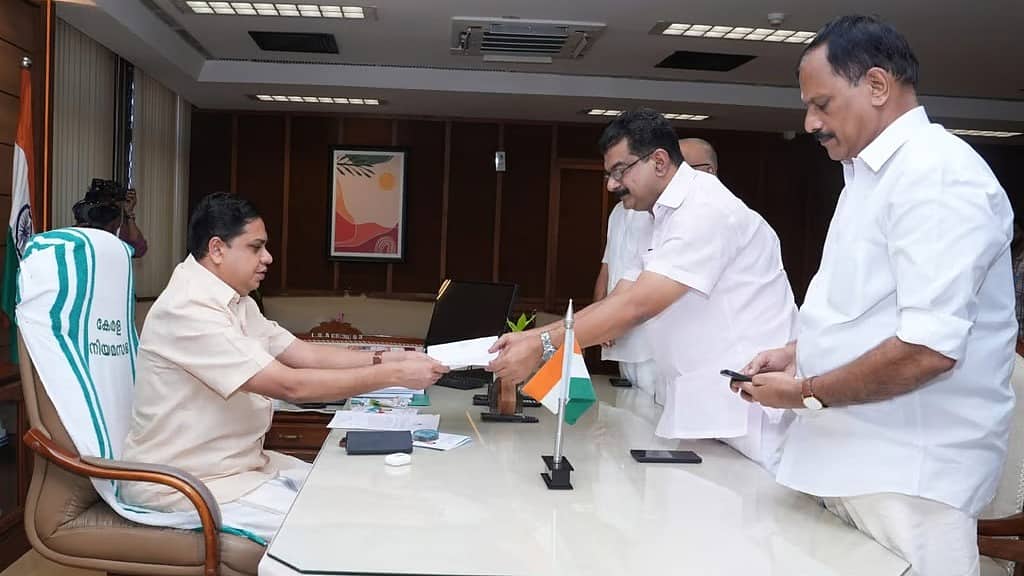 ಸಿಎಂ ಪಿಣರಾಯಿ ಸರ್ಕಾರಕ್ಕೆ ಕೌಂಟಡೌನ್ ಶುರು: ಶಾಸಕ ಸ್ಥಾನಕ್ಕೆ ರಾಜಿನಾಮೆ ನೀಡಿ TMC ಸೇರಿದ ಪಿವಿ ಅನ್ವರ್ ವಾರ್ನಿಂಗ್!