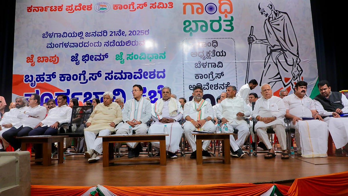 ಶಾಸಕರ ಒಗ್ಗೂಡಿಸಲು CLP ಸಭೆ: ಸಿದ್ದು-ಡಿಕೆಶಿ ಬಣ ಬಡಿದಾಟ ಬಹಿರಂಗ; ಹೆಬ್ಬಾಳ್ಕರ್-ಜಾರಕಿಹೊಳಿ ಜಟಾಪಟಿಯಿಂದ ಪಕ್ಷಕ್ಕೆ ಮುಜುಗರ!