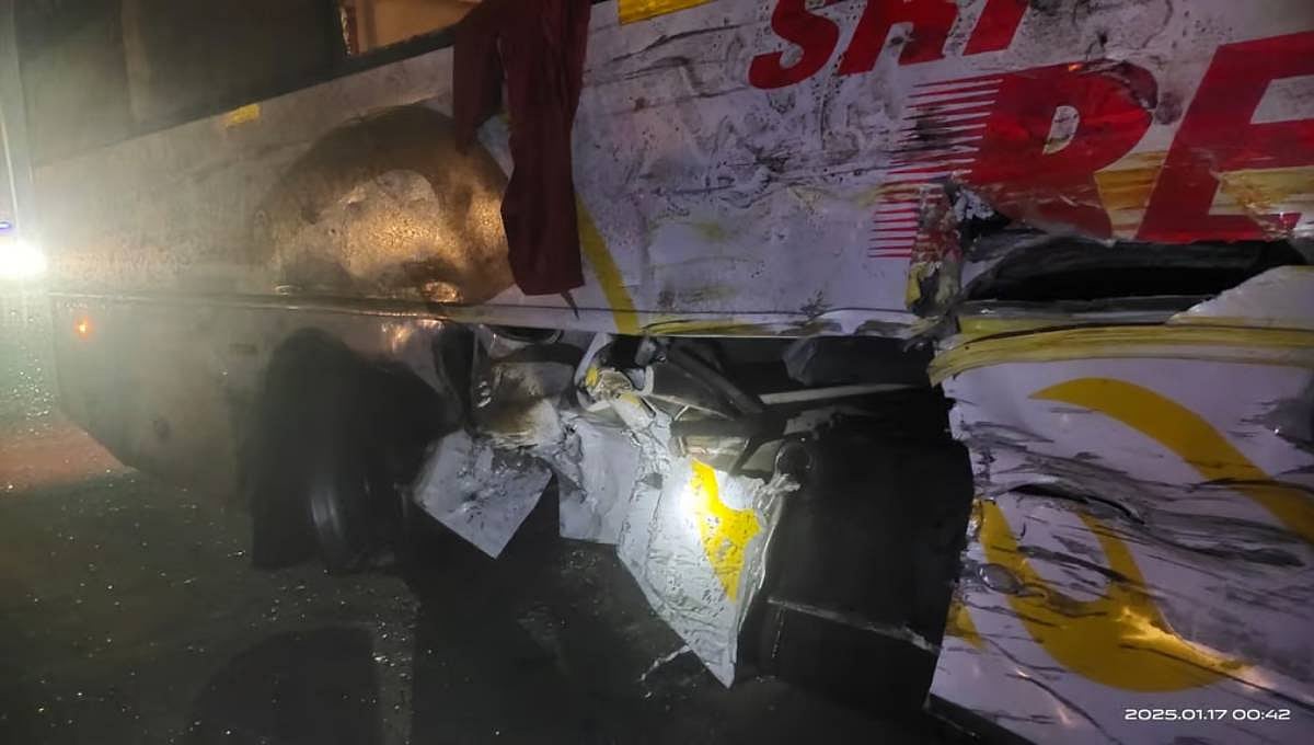 ಚಿತ್ತೂರು: ಡಿವೈಡರ್‌ಗೆ ಡಿಕ್ಕಿಯಾಗಿ ಖಾಸಗಿ ಬಸ್ ಪಲ್ಟಿ; ಭೀಕರ ಅಪಘಾತದಲ್ಲಿ ನಾಲ್ವರು ಸಾವು, 22 ಮಂದಿಗೆ ಗಾಯ