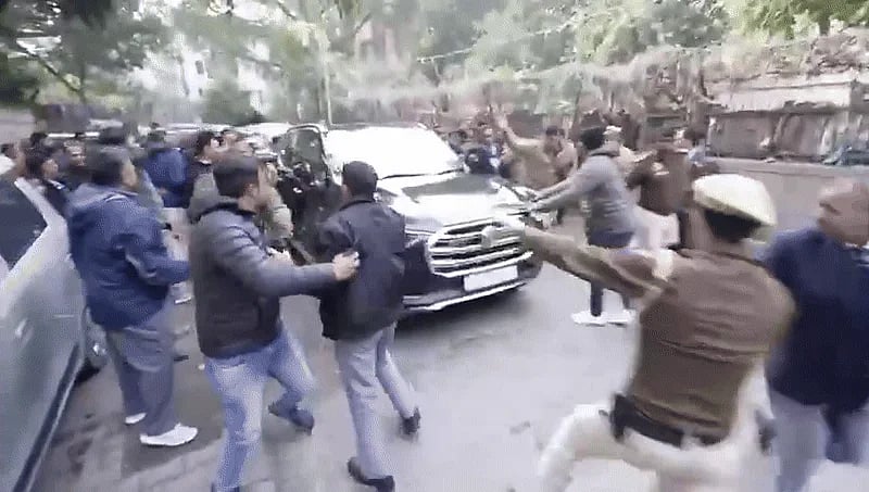 Arvind Kejriwal ಕಾರಿನ ಮೇಲೆ ದಾಳಿ; BJP ಗೂಂಡಾಗಳ ಕೈವಾಡ ಎಂದ AAP; ಕಮಲಪಡೆ ತಿರುಗೇಟು