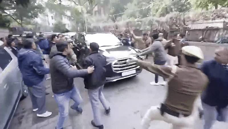 Arvind Kejriwal ಕಾರಿನ ಮೇಲೆ ದಾಳಿ; BJP ಗೂಂಡಾಗಳ ಕೈವಾಡ ಎಂದ AAP; ಕಮಲಪಡೆ ತಿರುಗೇಟು