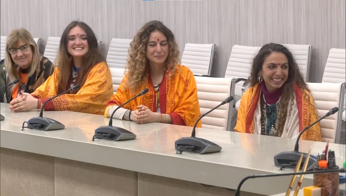 Maha Kumbh Mela: ಸಂಗಮದಲ್ಲಿ ಇಟಲಿ ನಿಯೋಗ ಪವಿತ್ರ ಸ್ನಾನ; ಭಾರತದ ಸಂಸ್ಕೃತಿ, ಸಂಪ್ರದಾಯಕ್ಕೆ ಫಿದಾ!