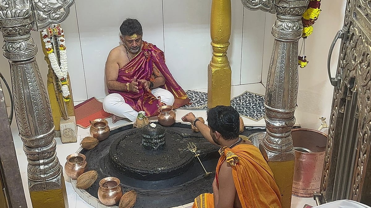 ಕಪಿಲೇಶ್ವರ ದೇಗುಲದಲ್ಲಿ ಡಿಕೆಶಿ ವಿಶೇಷ ಪೂಜೆ: ಬೆಳಗಾವಿಯಲ್ಲೇ ಇದ್ದರೂ ನಾಯಕನ ಭೇಟಿಯಾಗದ ಜಾರಕಿಹೊಳಿ